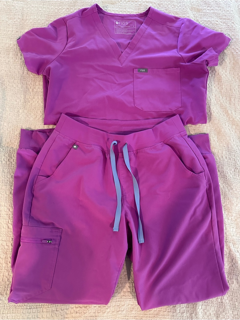 Figs Women's Magenta Jogger Scrub Set